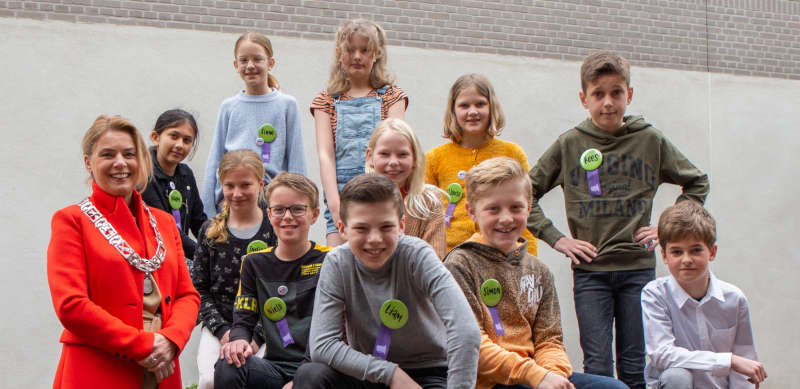 Burgemeester Jannewietske de Vries met de rayonhoofden en kinderburgemeester Jan Eise Kruithof